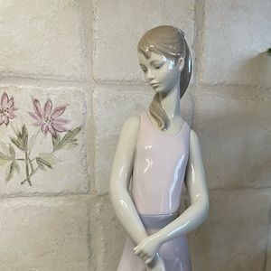 Lladro lady of the rose figurine 6857 missing, rose with box!!! Not in pictures